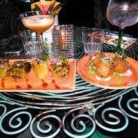 Vooraf: koude koolrolletjes en warme risottoballetjes. at Mr Smith's Loft in Groningen