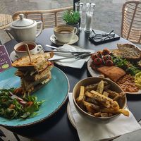 links Rubensandwich, mitte Oreganochips, links Full Vegan Breakfast (recommended) at Holy Cow Lounge in Edinburgh