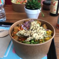 Poké Bamboo Garden con extra de aguacate   at Mahalo Poké in Caceres