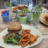 Burger mit homemade Patty und veganem Mozzarella at Greenhouse in Berlin
