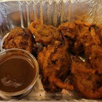 Onion Bhajia (Zwiebeln in Kichererbsenteig) vegan at Maharani in Zurich