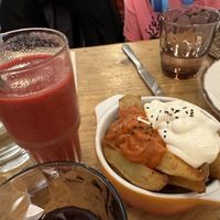 Bravas y smoothie  at Café Floh in Barcelona