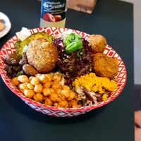 Salatbowl mit Falafel und Hummus-Dressing at Wanderheim Rossberghaus in Reutlingen
