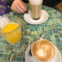 Frischer O-saft, Cappuccio und Chai Latte (v) at Café Zweiblatt in Cologne