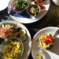 Veganer Frühstücksteller und Rührtofu at Café Mucki in Cologne