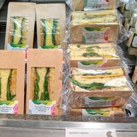 vegan sandwiches: hummus&basil and tapenade&vegan cheese at MAD - Eating Point - T4 in Madrid