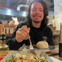 Todo super rico, pan al vapor tallarines de artoz con bambu y maputofu picante.. De 10🔥 at Mr Wang in Santander