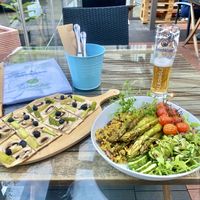 Veganer Flammkuchen mit Spargel und Heidelbeeren. Gegrillter Spargel mit gebratenem Tofu und Bohnen auf Salat mit Sprossen aus eigener Zucht.  at KostBar in Ellenz-poltersdorf