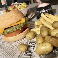 De vegan burger is echt heel goed. Goede smaak en textuur. Heerlijk belegd. Een aanrader.   at Délicat in Hoenderloo