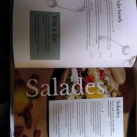 Salad and poke bowl at Délicat in Hoenderloo