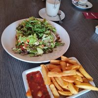 In overleg is er best wat mogelijk. Ik koos voor een salade en patat met zigeunersaus. En een warme havermelk.

Verder hebben ze een plantaardige burger en glutenvrij brood. at Enjoy in Ter Apel
