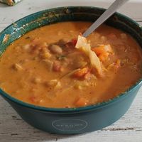 Gambischer Erdnusseintopf in einer To-Go Schale at SuppenGRÜN in Wismar