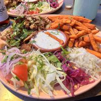 Veganer Dönerteller mit Süßkartoffelpommes 👍🏻  at Adieu Paris - Döner Chérie in Cologne