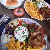 2 Dönerteller, rote Beete Hummus& hausgemachtes Brot at Adieu Paris - Döner Chérie in Cologne