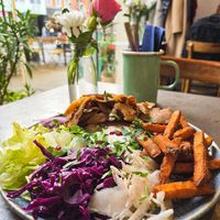 Veganer Döner-Teller mit Süßkartoffelpommes at Adieu Paris - Döner Chérie in Cologne
