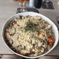 Rijst met paddenstoelen tomaten en beetje sla was lekker mijn beoordeling en vegetarisch denk zelf veganistisch  at MISTRAL in Bree
