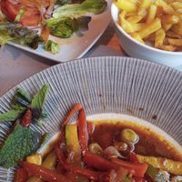 El wok de verduras incluye ensalada y patatas. at Junco in Asturias