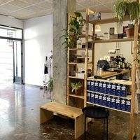 Local amplio at Noat Coffee in Granada