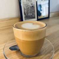 Café con leche de avena at Noat Coffee in Granada