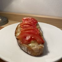 Tostada de tomate hon queso at Noat Coffee in Granada