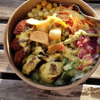 Falafel Bowl mit Rote Beete, Krautsalat, Bohnen, Kichererbsen, Gurken und Reis at Green Kitchen in Flensburg