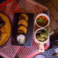 Farinata di ceci con le verdure. 
Crocchette di carote e piselli con maionese al timo vegana. 
Bocconcini di spinaci e patate con hummus al pomodoro. at Shape in Cerea