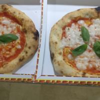 Pizza Margherita with vegan mozzarella  at Pizzeria la Lampara in Brescia