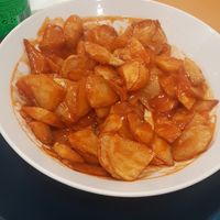 Patatas bravas, abundantes y ligeramente picantes at O Bo Xantar in Pontevedra