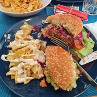 Hamburguesa vegana con patatas fritas. at O Bo Xantar in Pontevedra