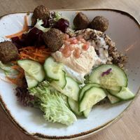  Veggie falafel bowl (vegan)   at Dean & David - Makartplatz in Salzburg