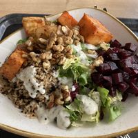 Buddha bowl mit veganer Sauce   at Dean & David - Makartplatz in Salzburg