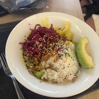 vegan mango curry w avocado + edamame   at Dean & David - Makartplatz in Salzburg