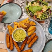 Fingers veganos acompañados de patatas y guacamole, y ensalada de papaya at Petiscos in Bertamirans