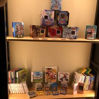 Estantería con videojuegos y consolas en el interior at Ichiban Ramen & Street Food in Barcelona