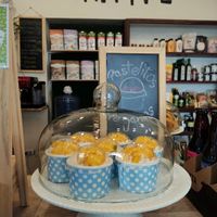 Pastelitos a base keke de chocolate, muss vegetal y fruta 💚 at NATIVE Biomarket Snack in Chiclayo
