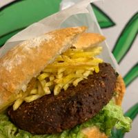 Me preparé una hamburguesa de not co y es buenísima. Lo puedes encontrar en Native 🌿  at NATIVE Biomarket Snack in Chiclayo