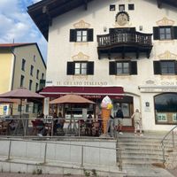 outdoor seating area at Il Gelato Italiano in Tegernsee