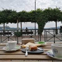 Cappucino and cake at Sinensis in Arona