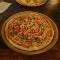 Vegan pizza met cashew cheese at Soma Cafe in Ubud