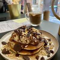 Pancakes mit Banane, Veganer Schokocreme und Schokostücken  at Peacock in Toulouse