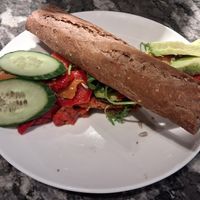 Bruine baguette met gegrilde paprikaspread, avocado en gegrilde groenten at Bardot in Enschede