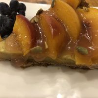 Vegane Leomontarte mit Pfirsich at La Dama Juana in Colle Di Val Delsa