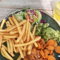 Jackfruit, met friet, wortel en broccoli at Blote Voeten Park - Blote Voeten Hut in Brunssum