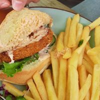 Vegan kipburger met friet2 at Blote Voeten Park - Blote Voeten Hut in Brunssum