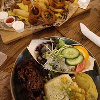Unten 🍆 Curry mit Dal und oben vegane keuvelplankje at Blote Voeten Park - Blote Voeten Hut in Brunssum
