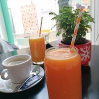 Fresh juices and coffee at REVIV in Malaga