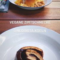 Vegan cinnamon bun at neobiota in Cologne