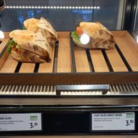 boule falafel 3,20€ und plant-based crunchy chicken 3,80€ at backWERK in Krefeld