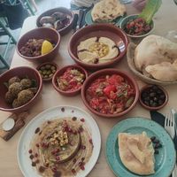 Vegane Vorspeisenplatte für 2 😍 at Shakshuka Restaurant and Bar in The Hague