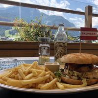 Vegan Pulled Jackfruit Burger mit einem Almdudler😍☀️  at Baumbar in Kaprun